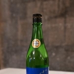　インターナショナル・ワイン・チャレンジ（ＩＷＣ）日本酒部門の最優秀賞に選ばれた長州酒造の「天美純米吟醸　蛍天」＝８日、ロンドン（共同）