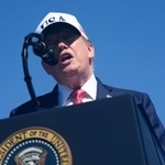　米ワシントンでのイベントで演説するトランプ米大統領＝８日（ゲッティ＝共同）