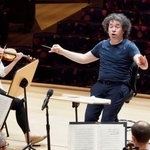 　リハーサルを行うニューヨーク・フィルハーモニックの新音楽・芸術監督のグスターボ・ドゥダメルさん（右）＝８日、米ニューヨーク（共同）