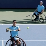 　車いすの部男子ダブルス１回戦でプレーする小田凱人（手前）、グスタボ・フェルナンデス組＝ニューヨーク（ＵＳＴＡ／ゲッティ＝共同）