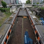 　大雨の影響で列車が止まったままのＪＲ千種駅＝９日午前８時５分、名古屋市千種区