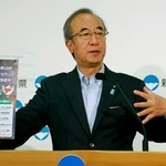 　新潟県庁で記者会見する花角英世知事＝９日午前