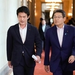 　中道改革連合の全議員懇談会に向かう小川代表（左）と笠浩史氏＝９日午前、国会