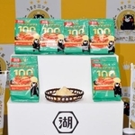 　熊本地震からの復興を支援するため湖池屋が発売する新商品のポテトチップス＝９日午前、熊本県庁