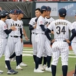 　フィリピンに大勝し、タッチを交わす高校日本代表の選手たち＝台北（共同）