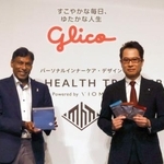 　記者会見で写真に納まる江崎グリコの江崎悦朗社長（右）ら＝９日午後、東京都内