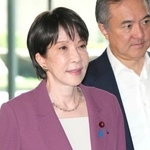 　首相官邸に入る高市首相＝９日午前