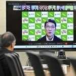 　臨時で開かれた全国知事会の地方税財政常任委員会に、オンラインで参加した宮崎県の河野俊嗣知事＝９日午後、東京都千代田区