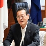 　福岡県議会議長に選出され、記者会見する大島道人氏＝９日午後、福岡県議会棟