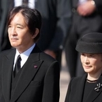 　９日、ノルウェー前国王ハラルド５世の葬儀に到着した秋篠宮ご夫妻＝オスロ（ゲッティ＝共同）
