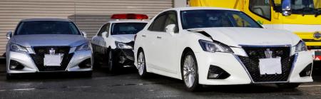 　被害を受けた３台の警察車両＝９日午後、千葉市稲毛区