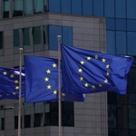 　ブリュッセルの本部前ではためくＥＵ旗＝４月（ロイター＝共同）