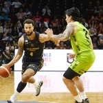 　フィリピンの首都マニラで行われたバスケットボールのＢリーグ、レバンガ北海道戦で、ドリブルする群馬クレインサンダーズの選手＝９日（共同）