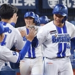 　６回、３ランを放ち、ナインに迎えられるＤｅＮＡ・井上朋（右）＝横浜