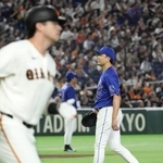 　３回、巨人・ダルベック（手前）に本塁打を浴びた中日・大野＝東京ドーム