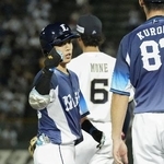 　４回、走者一掃の三塁打を放ち、ガッツポーズする西武・滝沢＝ほっともっと神戸