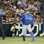 　４回ソフトバンク２死一、二塁、正木のゴロを一塁へ悪送球する日本ハムの三塁手有薗。追加点を許す＝みずほペイペイドーム