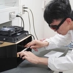 　鮮やかな「白色」の材料を印刷する技術を実演する研究チーム員＝９日午後、京都市
