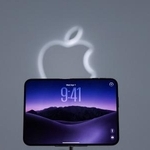 　アップルのイベントで発表された初の折り畳みｉＰｈｏｎｅ「デュオ」＝９日、カリフォルニア州クパティーノ（ロイター＝共同）