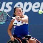 　車いすの部女子シングルス１回戦でプレーする上地結衣＝ニューヨーク（ゲッティ＝共同）