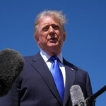 　記者団と話すトランプ米大統領＝９日、米メリーランド州（ＡＰ＝共同）