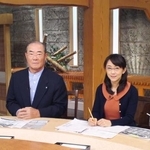 　ＴＢＳ「サンデーモーニング」のスポーツコーナーを担当する唐橋ユミさん（右）と張本勲さん＝２０１１年１１月、東京都港区