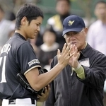 　２０１３年２月、日本ハムの大谷翔平選手（左）と手の大きさを比べる張本勲さん＝国頭