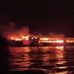 　９日、フィリピン・パラワン州沖で炎と煙を上げる船舶（沿岸警備隊提供、ロイター＝共同）