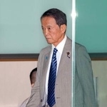 　首相官邸に入る自民党の麻生副総裁＝１０日午前