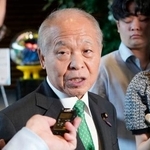 　高市首相と面会後、取材に応じる自民党の鈴木宗男参院議員＝１０日午前、首相官邸
