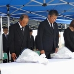 　鬼怒川の堤防決壊現場での追悼式で黙とうする茨城県常総市の神達岳志市長（中央）ら＝１０日午後