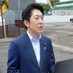 　国家公務員宿舎の予定地視察後、記者団の取材に応じる佐藤啓官房副長官＝１０日午前、東京都千代田区