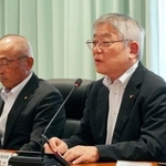 　中部電力に要望する御前崎市議会原子力対策特別委の河原崎恵士委員長（右）＝１０日午後、静岡県御前崎市