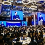 　１０日、マニラで開かれたルソン経済回廊フォーラムで、マルコス大統領のスピーチを聞くフォーラム出席者ら（共同）