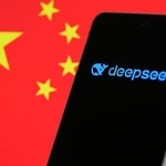 　中国のＡＩ企業、ＤｅｅｐＳｅｅｋ（ディープシーク）のロゴ（右）と中国国旗（共同）