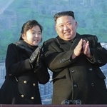 　ニュータウン建設の着工式に臨む北朝鮮の金正恩朝鮮労働党総書記（右）と「ジュエ」氏とみられる娘＝２０２３年２月、平壌の西浦地区（朝鮮中央通信＝共同）
