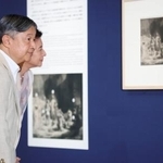 　「版画家レンブラント　挑戦、継承、インパクト」を鑑賞される天皇、皇后両陛下＝１０日午後、東京・上野の国立西洋美術館（代表撮影）