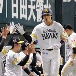 　４回、２打席連続の本塁打を放ちナインに迎えられるソフトバンク・柳田＝みずほペイペイドーム