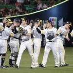 　日本ハムに勝利しタッチを交わすソフトバンクナイン。５年連続のクライマックスシリーズ進出を決めた＝みずほペイペイドーム