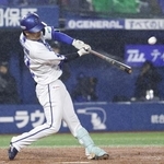 　３回ＤｅＮＡ２死、古市が左越えに２者連続本塁打を放つ＝横浜