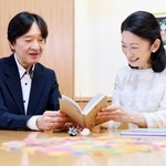 　パラグアイの伝統工芸品をまとめた写真集を手にされる紀子さまと秋篠宮さま＝２日、東京・元赤坂の秋篠宮邸（宮内庁提供）