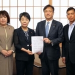 　堀井巌外務副大臣（右から２人目）に提言を手渡す「法の支配を推進するため、司法外交を展開する議員連盟」の上川陽子元外相ら＝１１日午前、外務省