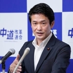 　記者会見する中道改革連合の小川代表＝１１日午前、国会