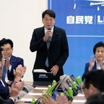 　自民党の税制調査会と社会保障制度調査会の合同会議であいさつする小野寺税調会長（中央）＝１１日午前、東京・永田町の党本部