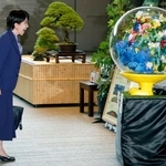 　花博の公式マスコットキャラクター「トゥンクトゥンク」人形と「会話」する高市首相＝１１日午前、首相官邸