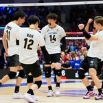　日本-韓国　第２セット、ポイントを奪い喜ぶ石川（１４）ら＝北九州市立総合体育館