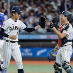 　台湾戦の３回、ピンチを切り抜けタッチを交わす織田（左）と山田＝台北（共同）