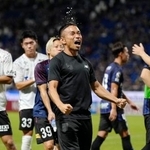 　Ｇ大阪に勝利し、誕生日を祝福されるＦＣ東京・長友（手前）＝パナスタ