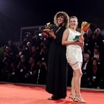 　ベネチア国際映画祭で「ウーマン・アンノウン」が金獅子賞に選ばれたメイ・エルトーキー監督（左）と同作に出演し女優賞を獲得したマティルデ・アーセル＝１２日（ロイター＝共同）