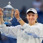 　女子シングルスで優勝し、笑顔でトロフィーを掲げるエレーナ・ルバキナ＝ニューヨーク（ＡＰ＝共同）